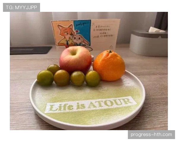 李诗沣训练完直接瘫在场边啃香蕉，这松弛感是真不装